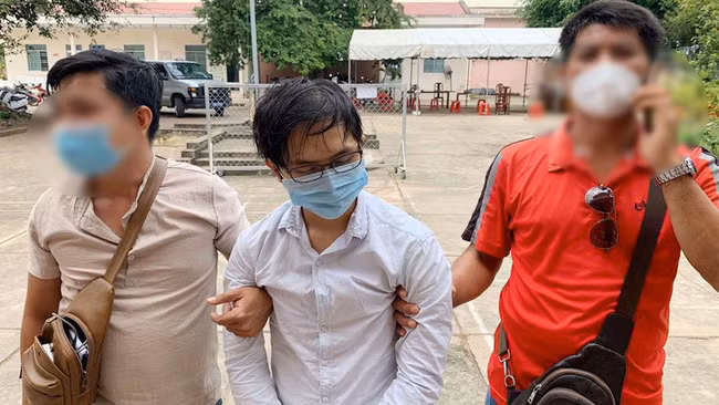 Phan Chí Thiện được dẫn giải về cơ quan công an. (Ảnh: Công an tỉnh Trà Vinh cung cấp)