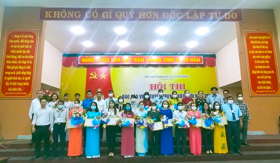  Ban tổ chức trao giải thưởng cho các thí sinh có thành tích xuất sắc tại hội thi báo cáo viên, tuyên truyền viên giỏi huyện Kbang năm 2021. Ảnh: Hồng Hạnh