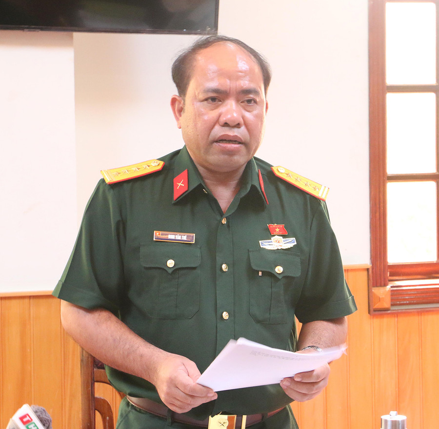 Đại biểu Đinh Văn Thê-Đại tá, Phó Chỉ huy trưởng Bộ Chỉ huy Quân sự tỉnh đề nghị sửa đổi, bổ sung và bãi bỏ một số nội dung không cần thiết trong dự thảo Luật. Ảnh: Quang Tấn 