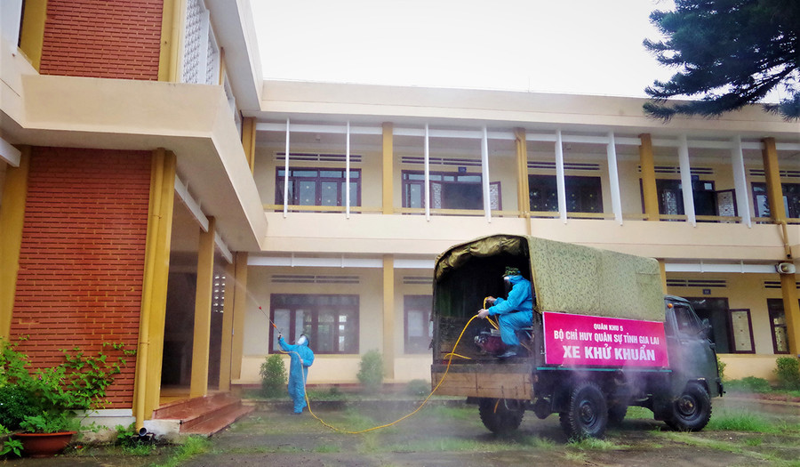 Cán bộ, chiến sĩ Bộ Chỉ huy Quân sự tỉnh tiến hành phun thuốc khử khuẩn để kích hoạt khu cách ly tập trung Trường THPT Dân tộc nội trú tỉnh Gia Lai. Ảnh: Quang Tấn