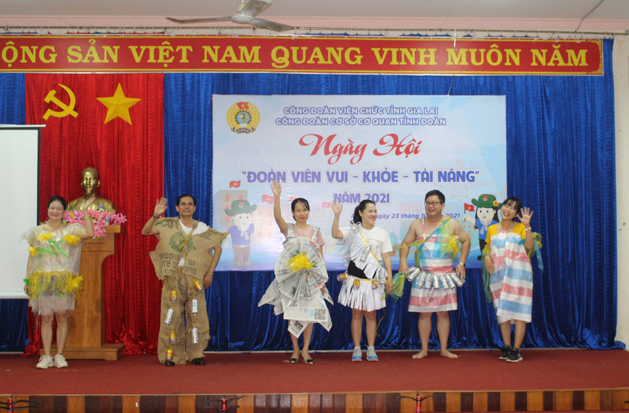 Đoàn viên Công đoàn cơ sở Tỉnh Đoàn tham gia phần thi năng khiếu trình diễn thời trang. Ảnh: Thủy Bình