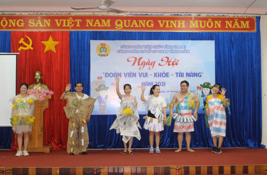 Đoàn viên Công đoàn cơ sở Tỉnh Đoàn tham gia phần thi năng khiếu trình diễn thời trang. Ảnh: Thủy Bình