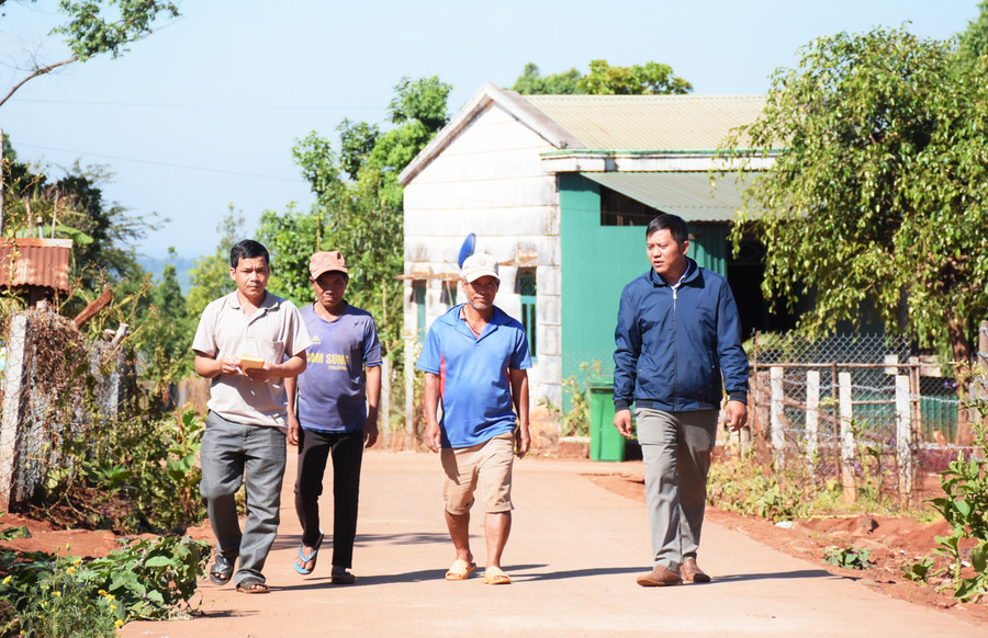 5 Qua hơn 3 năm thực hiện xây dựng làng nông thôn mới, người dân đã hiến 86.813 m2 đất ở để làm nhà sinh hoạt cộng đồng, hội trường thôn, làng, đường giao thông nông thôn. Ảnh: Phương Linh