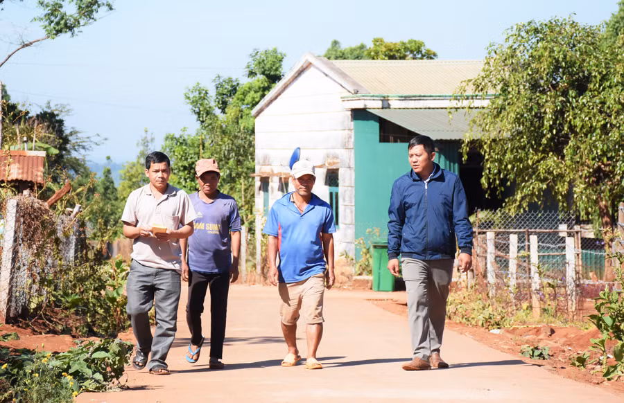 5 Qua hơn 3 năm thực hiện xây dựng làng nông thôn mới, người dân đã hiến 86.813 m2 đất ở để làm nhà sinh hoạt cộng đồng, hội trường thôn, làng, đường giao thông nông thôn. Ảnh: Phương Linh