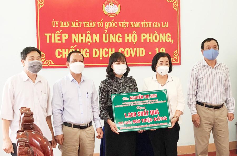  Bà Nguyễn Thị Sen (thứ 2 từ phải sang)-Chủ tịch Hiệp hội Doanh nghiệp tỉnh, Giám đốc Công ty cổ phần kinh doanh và phát triển Miền núi Gia Lai trao tặng 1.200 suất quà cho người dân TP. Pleiku gặp khó khăn. Ảnh: C.T.V