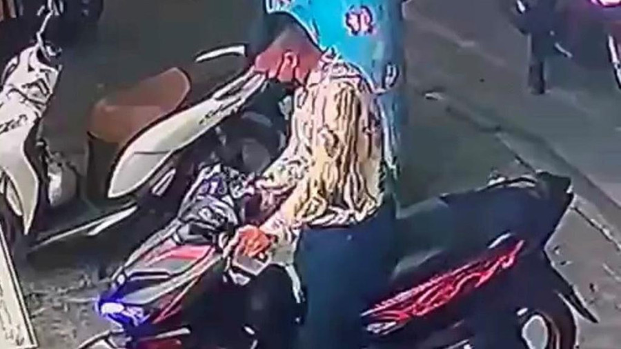 Đối tượng ra tay nhanh như chớp tráo vàng thật thành vàng giả. Ảnh: CACC Đối tượng ra tay nhanh như chớp tráo vàng thật thành vàng giả. Ảnh: CACC