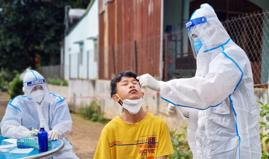 Nhân viên y tế Trung tâm Y tế TP. Pleiku lấy mẫu xét nghiệm người dân tại hẻm 218 Trần Quý Cáp (thôn Pleiku Roh, Phường Yên Đổ, TP. Pleiku) 2. Ảnh: Bá Bính