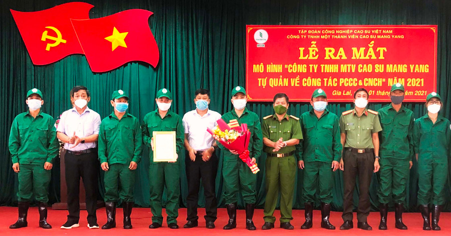 Công ty Cao su Mang Yang ra mắt mô hình tự quản về công tác PCCC và CNCH năm 2021. Ảnh: Đinh Yến