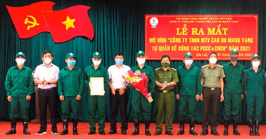 Công ty Cao su Mang Yang ra mắt mô hình tự quản về công tác PCCC và CNCH năm 2021. Ảnh: Đinh Yến