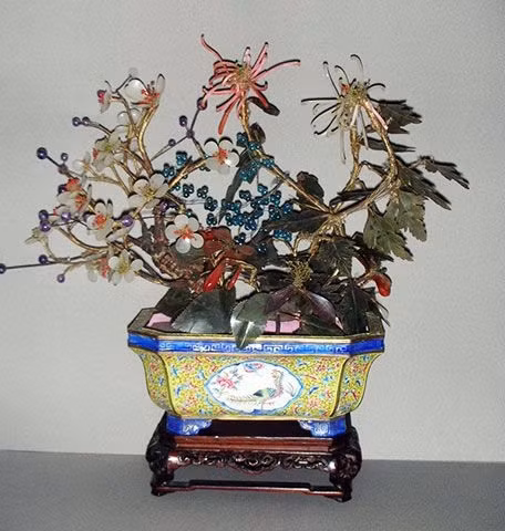 Cành vàng lá ngọc thời Nguyễn. Ảnh: Bảo tàng lịch sử Quốc gia Việt Nam. Cành vàng lá ngọc thời Nguyễn. Ảnh: Bảo tàng lịch sử Quốc gia Việt Nam.