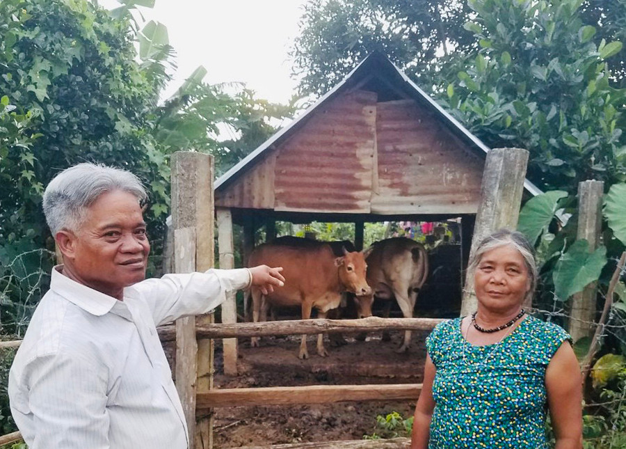 Ông Nhen vận động hộ Puih Mom di dời chuồng trại ra sau nhà. Ảnh: Nhật Hào