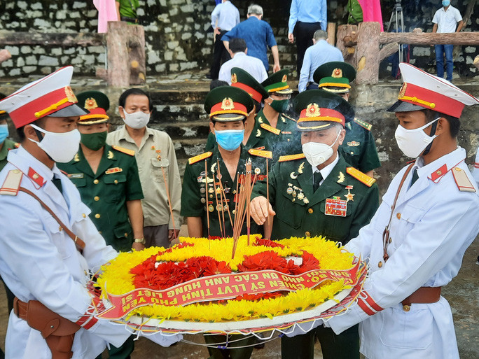 Thắp hương tưởng niệm các anh hùng liệt sĩ đã hy sinh trên Đường Hồ Chí Minh trên biển