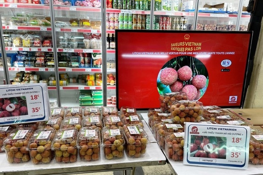  Vải thiều Việt Nam được bán với giá cao ở Pháp, nhưng nông sản Việt chỉ là 1% trong tỉ trọng nhập khẩu nông sản của EU. Ảnh: Minh Thuý