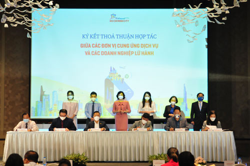 Các doanh nghiệp du lịch và đơn vị cung ứng dịch vụ du lịch trên địa bàn TP HCM ký kết hợp tác nhằm sớm đón khách, khôi phục ngành du lịch Ảnh: Bình An