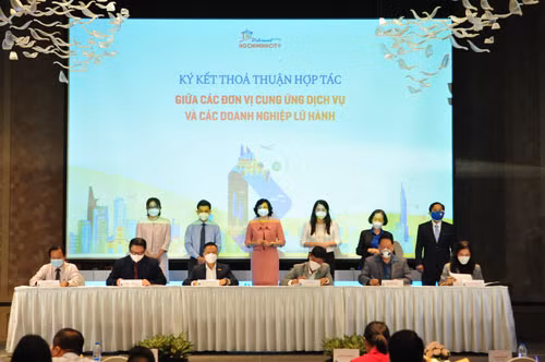 Các doanh nghiệp du lịch và đơn vị cung ứng dịch vụ du lịch trên địa bàn TP HCM ký kết hợp tác nhằm sớm đón khách, khôi phục ngành du lịch Ảnh: Bình An