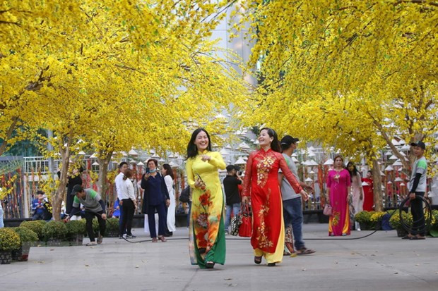 Đông đảo người dân thành phố tham quan chụp ảnh lưu niệm. (Ảnh: Thanh Vũ/TTXVN) Đông đảo người dân thành phố tham quan chụp ảnh lưu niệm. (Ảnh: Thanh Vũ/TTXVN)