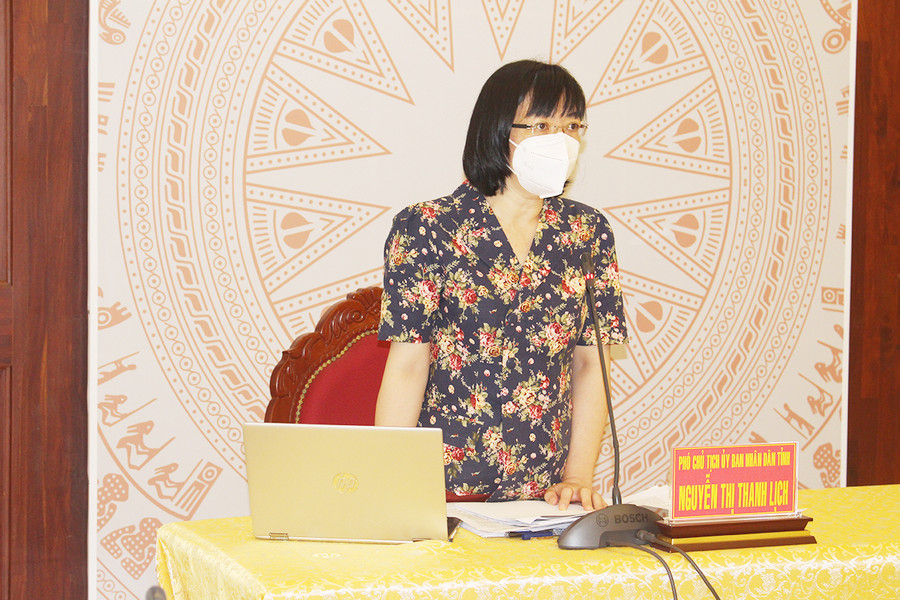 Đồng chí Nguyễn Thị Thanh Lịch-Phó Chủ tịch UBND tỉnh, Phó Trưởng ban Thường trực Ban Chỉ đạo phòng-chống dịch Covid-19 phát biểu tại cuộc họp. Ảnh: Phan Lài