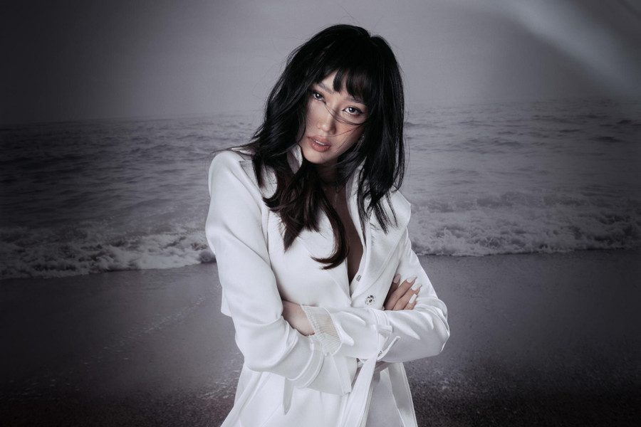 Quen thuộc với khán giả bằng hình tượng trẻ trung, ngọt ngào và năng động trong các gameshow truyền hình. Tuy nhiên, lần này, nữ diễn viên quyết định chọn trang phục có màu sắc tối giản nhưng không kém phần táo bạo, quý phái hơn. Thêm vào đó là cách trang điểm khá tây cùng điểm nhấn là đôi mắt sâu càng giúp cô thu hút được ánh nhìn của mọi người. Ảnh: NVCC Quen thuộc với khán giả bằng hình tượng trẻ trung, ngọt ngào và năng động trong các gameshow truyền hình. Tuy nhiên, lần này, nữ diễn viên quyết định chọn trang phục có màu sắc tối giản nhưng không kém phần táo bạo, quý phái hơn. Thêm vào đó là cách trang điểm khá tây cùng điểm nhấn là đôi mắt sâu càng giúp cô thu hút được ánh nhìn của mọi người. Ảnh: NVCC