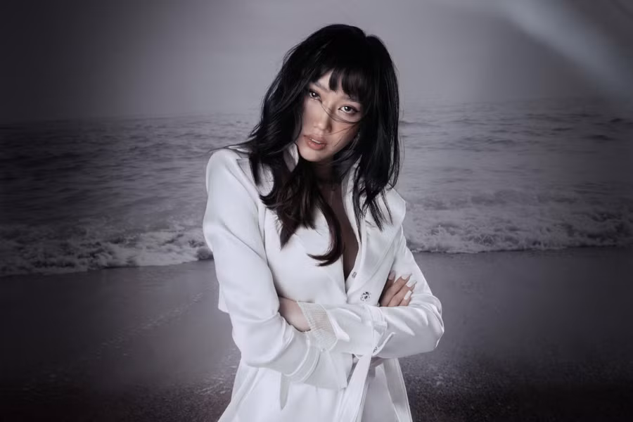 Quen thuộc với khán giả bằng hình tượng trẻ trung, ngọt ngào và năng động trong các gameshow truyền hình. Tuy nhiên, lần này, nữ diễn viên quyết định chọn trang phục có màu sắc tối giản nhưng không kém phần táo bạo, quý phái hơn. Thêm vào đó là cách trang điểm khá tây cùng điểm nhấn là đôi mắt sâu càng giúp cô thu hút được ánh nhìn của mọi người. Ảnh: NVCC