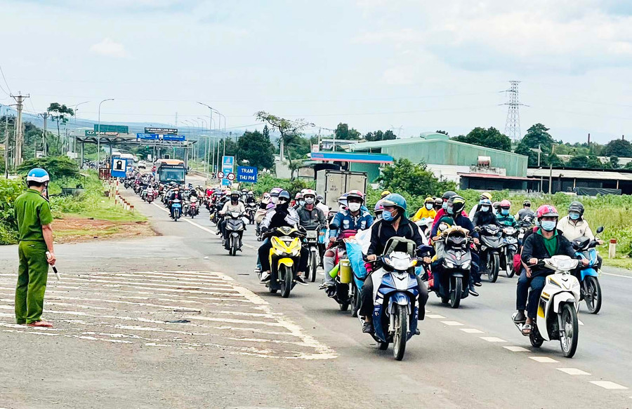 Lực lượng chức năng hướng dẫn đường cho công dân qua địa bàn Gia Lai về các địa phương. Ảnh: Như Nguyện