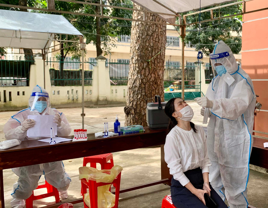 Nhân viên y tế lấy mẫu xét nghiệm cho người dân trên địa bàn phường Yên Đổ (TP. Pleiku) sáng 25-10. Ảnh: Như Nguyện