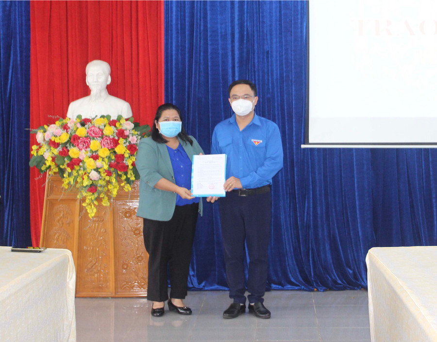 Thừa ủy quyền của Ban Bí thư Trung ương Đoàn, chị Hà Thị Giang Thảo (bìa trái)-Bí thư Tỉnh Đoàn trao quyết định công nhận chức danh Phó Bí thư Tỉnh Đoàn cho đồng chí Đỗ Đức Thanh. Ảnh: Phan Lài
