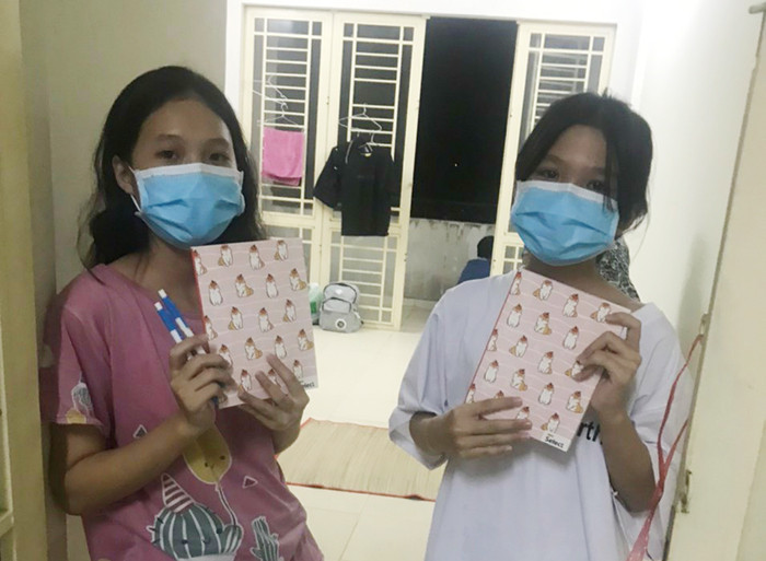 Có vở và bút viết, các em vô cùng háo hức học tập tại khu cách ly.