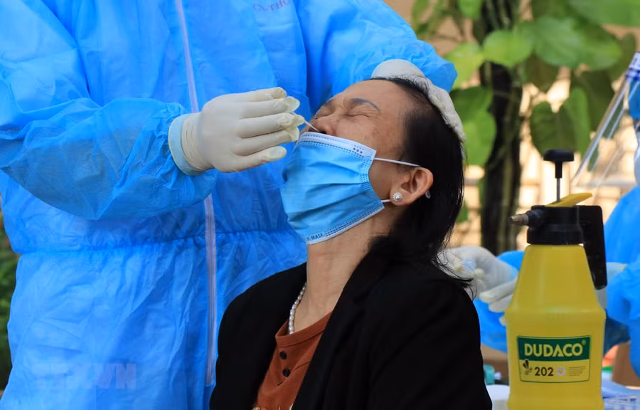 Lấy mẫu xét nghiệm SASR-CoV-2 cho người dân khu 3, thị trấn Phố Mới, huyện Quế Võ, tỉnh Bắc Ninh. Ảnh: Thanh Thương/TTXVN