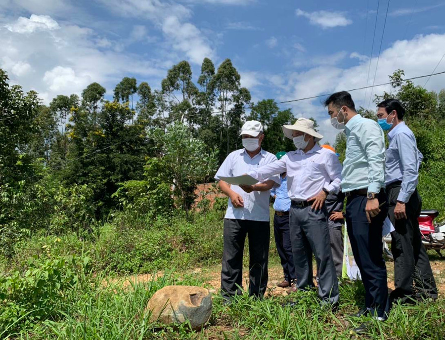 Đoàn khảo sát vị trí phát triển cụm công nghiệp xã An Thành. Ảnh: Hồng Thương