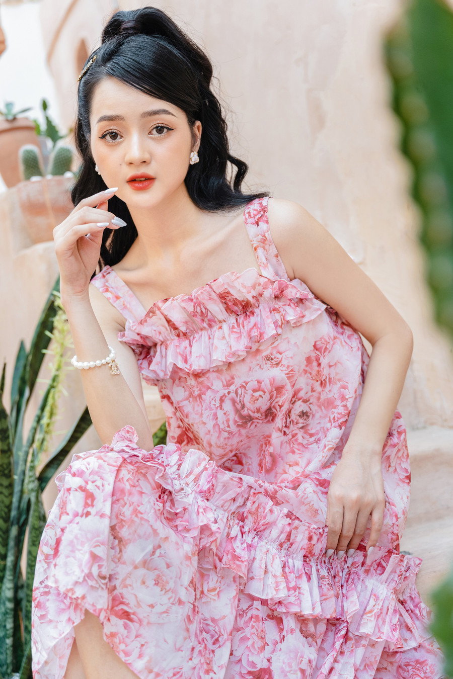 Chi tiết xếp nếp tinh tế bèo nhún trên chất liệu voan mềm mại càng khiến phái đẹp thêm nữ tính, ngọt ngào, bay bổng.