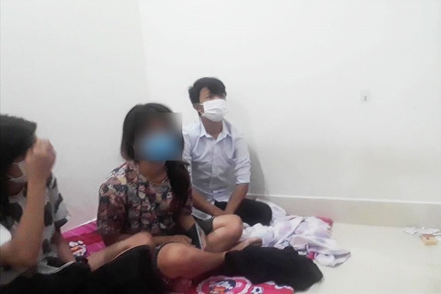 Đối tượng Lương Thanh Quốc (áo trắng) đang bị Công an tạm giữ để điều tra về hành vi giao cấu với bé D. Ảnh: N.H Đối tượng Lương Thanh Quốc (áo trắng) đang bị Công an tạm giữ để điều tra về hành vi giao cấu với bé D. Ảnh: N.H