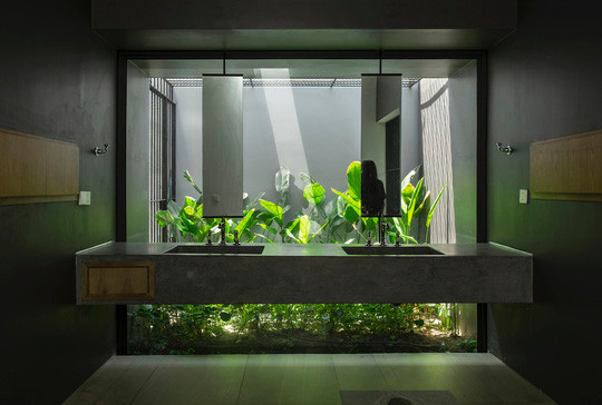 Ngôi nhà mái đá ở Hóc Môn dành hơn nửa diện tích đất cho sân vườn nên mọi không gian đều nhìn ra không gian xanh, bao gồm cả phòng tắm.