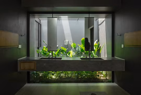 Ngôi nhà mái đá ở Hóc Môn dành hơn nửa diện tích đất cho sân vườn nên mọi không gian đều nhìn ra không gian xanh, bao gồm cả phòng tắm.