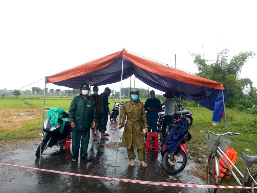 Lực lượng chức năng xã Kim Tân, huyện Ia Pa trực tại các điểm nước lớn tràn qua ngầm tràn không để người dân qua lại rất nguy hiểm