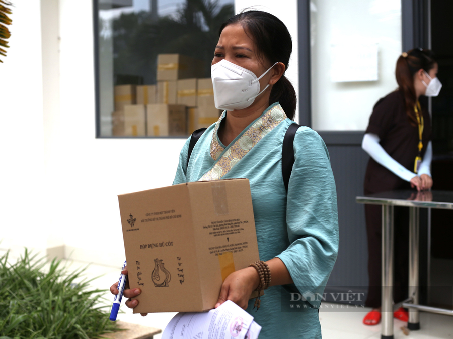 Sau khi hoàn tất mai táng, người phụ trách thông tin liên lạc trong nhóm thiện nguyện sẽ thông báo đến thân nhân của người nhà nạn nhân mất do Covid-19 đến để làm thủ tục nhận tro cốt. Ảnh: Chinh Hoàng