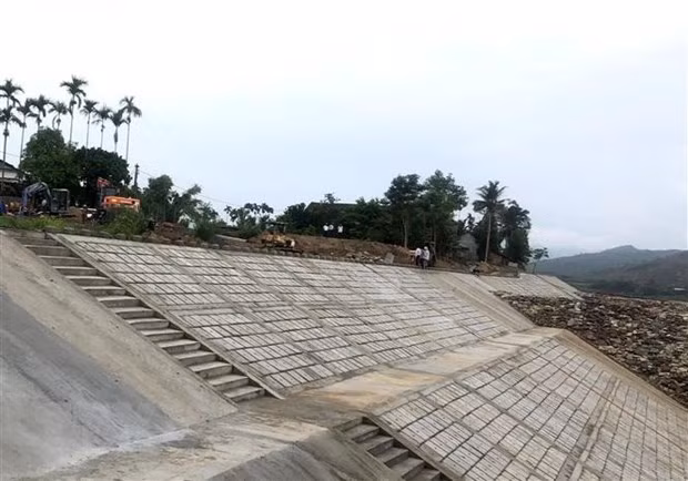 Kè chống sạt lở bờ Bắc sông Trà Khúc, đoạn qua xã Tịnh Minh, huyện Sơn Tịnh. Ảnh: Lê Ngọc Phước/TTXVN