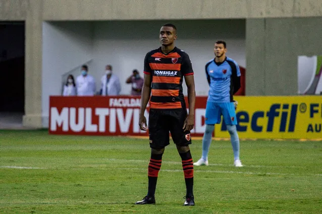 Barbosa gây ấn tượng với chiều cao 1,96 m. Anh chưa có trận đấu nào trong màu áo Hoàng Anh Gia Lai. Ảnh: Soccerzz