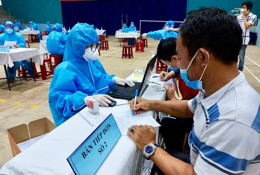 Nhân viên Trung tâm Y tế huyện Chư Sê triển khai khám sàng lọc trước tiêm vắc xin cho người dân trên địa bàn. Ảnh: Như Nguyện