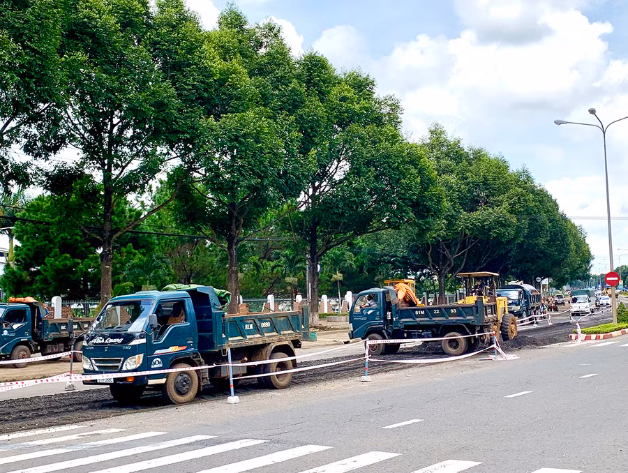 Cải tạo, nâng cấp đường Lê Duẩn (đoạn trước Bệnh viện Đại học Y dược-Hoàng Anh Gia Lai, TP. Pleiku). Ảnh: Hà Duy