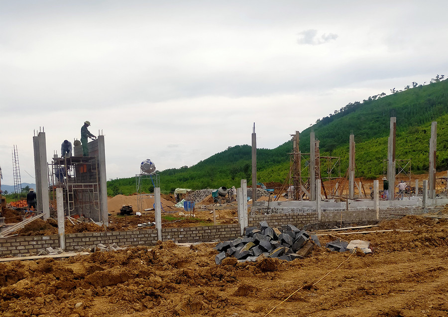 Công nhân thi công nhà văn hóa thôn Drôk tại khu tái định cư. Ảnh: Hoành Sơn Công nhân thi công nhà văn hóa thôn Drôk tại khu tái định cư. Ảnh: Hoành Sơn