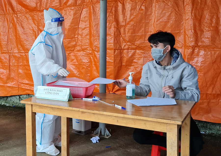 Người dân khai báo y tế tại Trạm Y tế phường Ia Kring (TP. Pleiku). Ảnh: Bá Bính Người dân khai báo y tế tại Trạm y tế phường Ia Kring (TP. Pleiku). Ảnh: Bá Bính