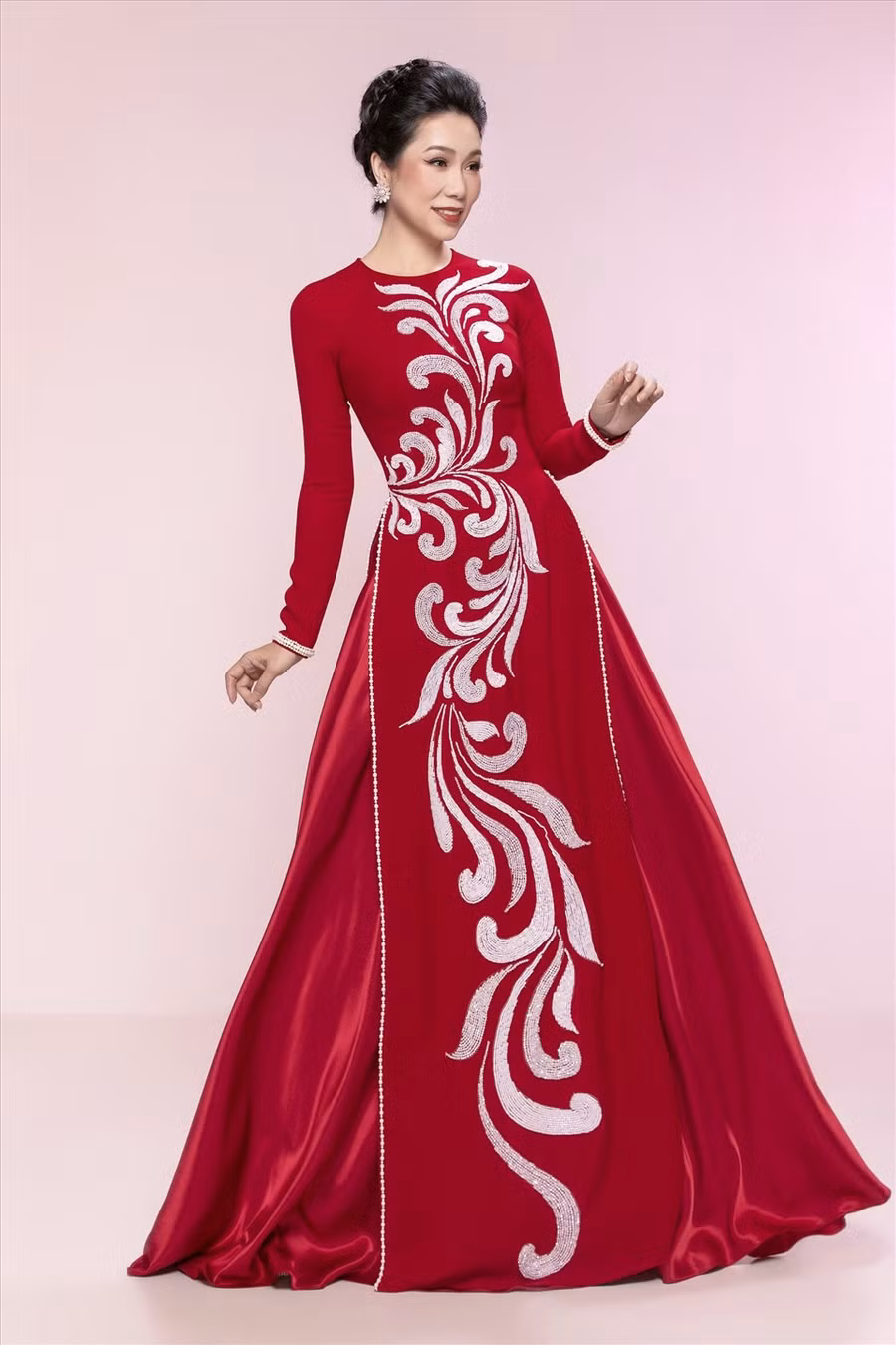 Mới đây, Trịnh Kim Chi thực hiện bộ ảnh áo dài mới theo phong cách của phụ nữ trung niên. Thông qua bộ sưu tập, cô muốn truyền tải thông điệp ý nghĩa về vai trò của người phụ nữ trong gia đình.