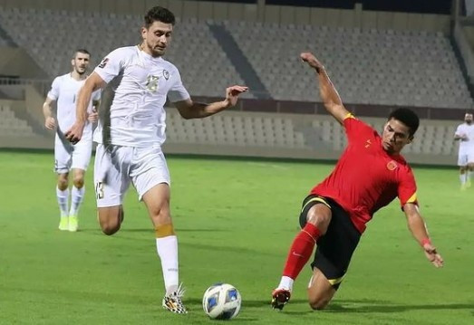 Tuyển Trung Quốc (phải) trong trận hòa với Syria. Ảnh: Chụp màn hình