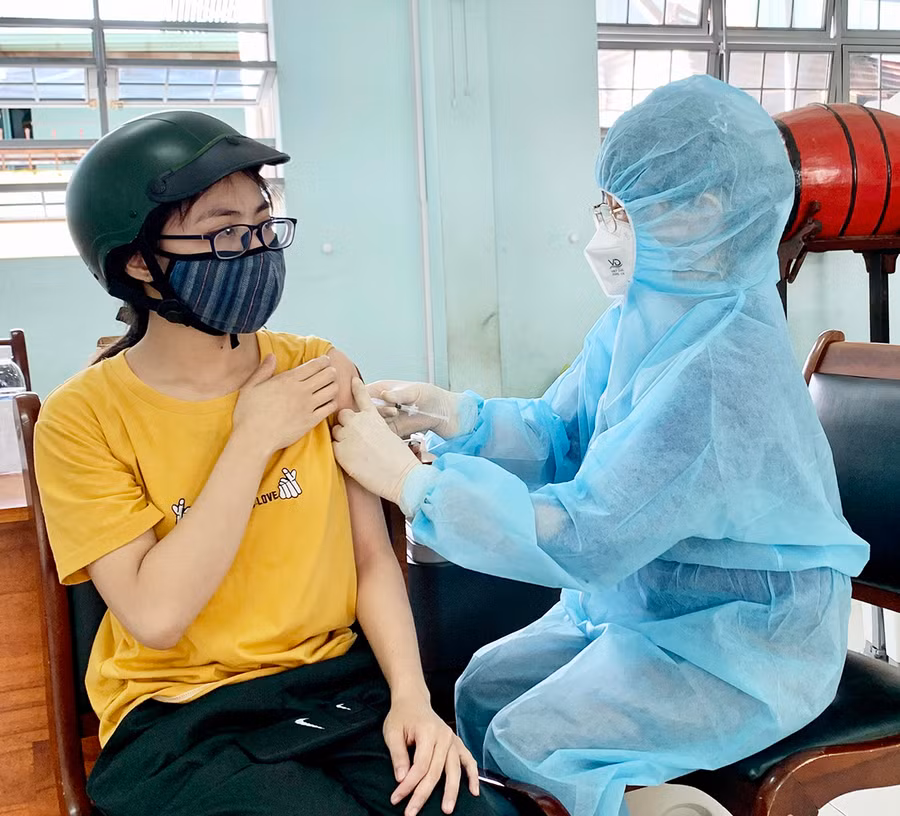 Tiêm vắc xin phòng Covid-19 cho người dân trên địa bàn TP. Pleiku. Ảnh: Như Nguyện