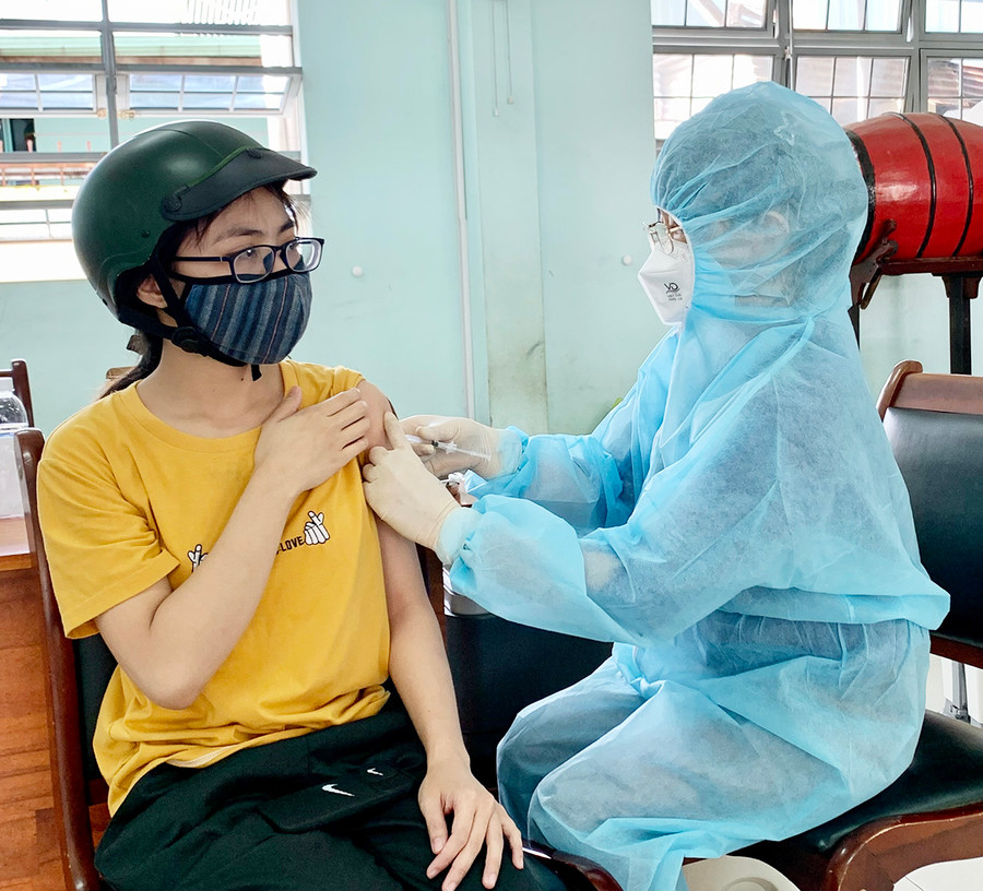 Tiêm vắc xin phòng Covid-19 cho người dân trên địa bàn TP. Pleiku. Ảnh: Như Nguyện Tiêm vắc xin phòng Covid-19 cho người dân trên địa bàn TP. Pleiku. Ảnh: Như Nguyện