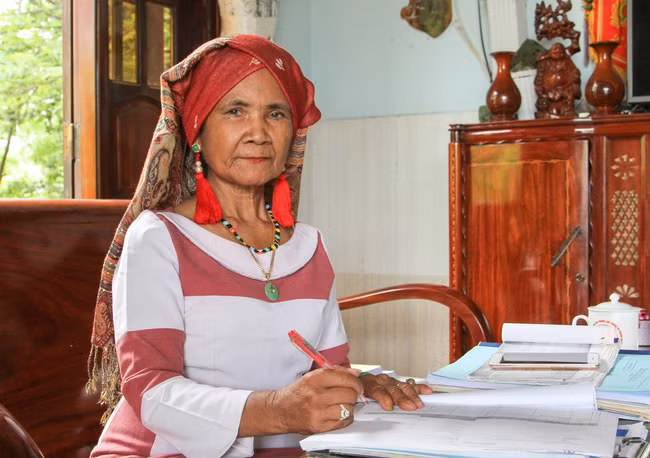 Bà Bích Phanh và công trình biên soạn. Ảnh: Thái Sơn Ngọc