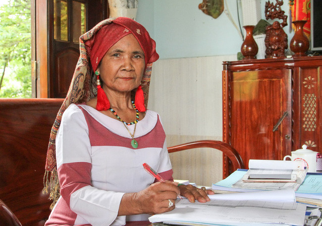 Bà Bích Phanh và công trình biên soạn. Ảnh: Thái Sơn Ngọc