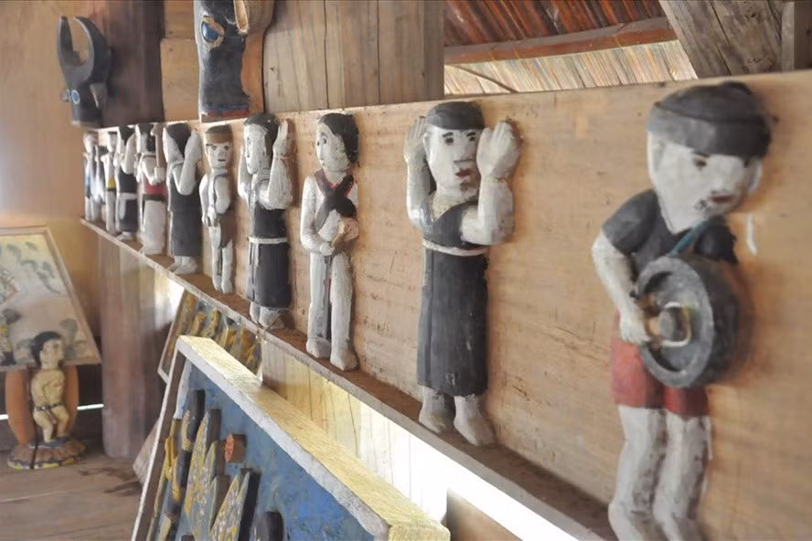 Một mảng điêu khắc gỗ sinh động trong nhà Gươil- nhà sinh hoạt cộng đồng của người Cơ Tu ở huyện Tây Giang, Quảng Nam. Ảnh Thanh Hải