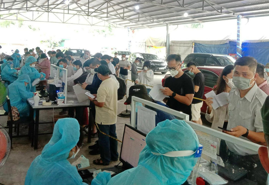 Người dân vào Lâm Đồng từ vùng dịch (cấp 4) phải có giấy xét nghiệm âm tính. Ảnh: Gia Bình