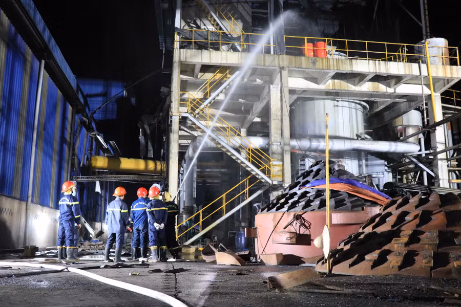 Lực lượng chức năng kịp thời có mặt tại hiện trường, chỉ đạo công tác cấp cứu người bị nạn, điều tra nguyên nhân vụ nổ và khắc phục hậu quả. Ảnh: N.Thương